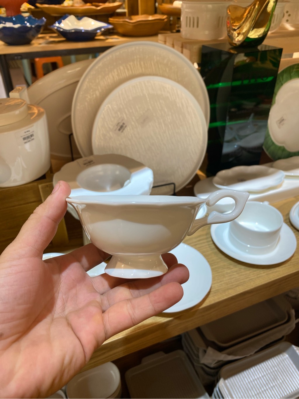 Tách trà trắng miệng lượn