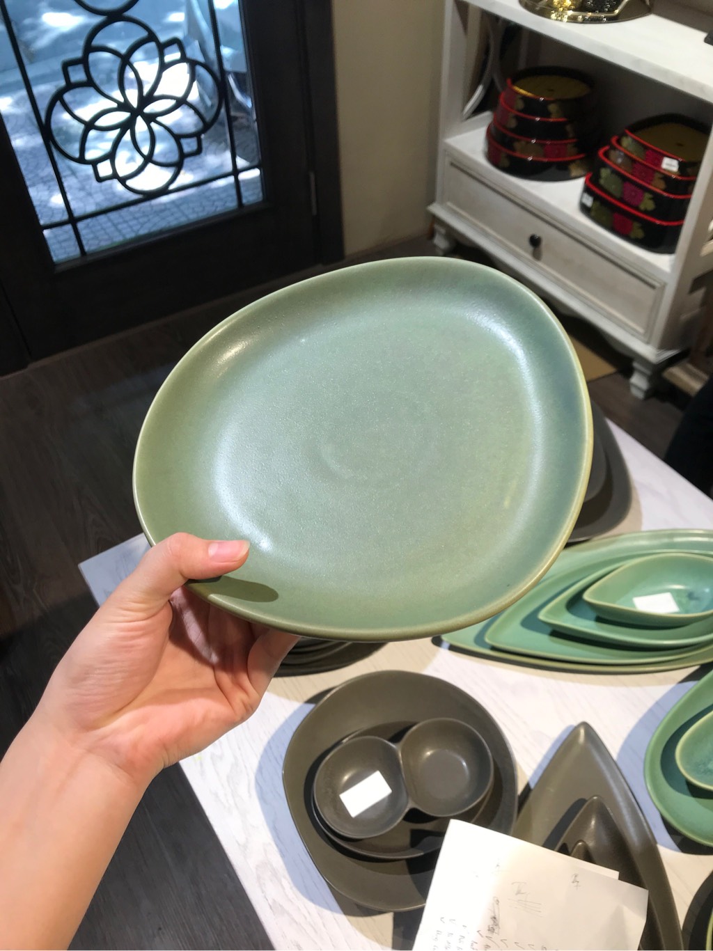 Dĩa 22cm xanh lá đậm trổ (matte)