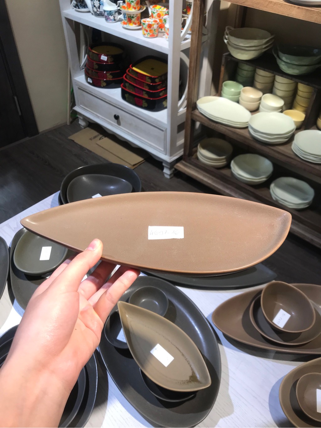 Dĩa dài 30x13cm màu nâu trổ (matte)