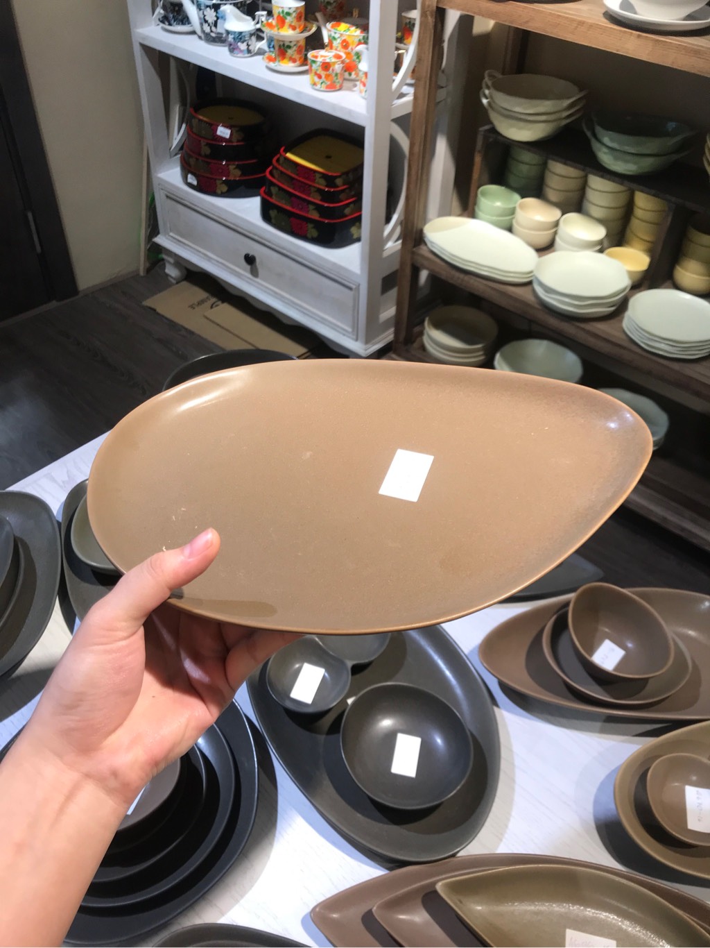 Dĩa dài 31x22cm màu nâu trổ (matte)