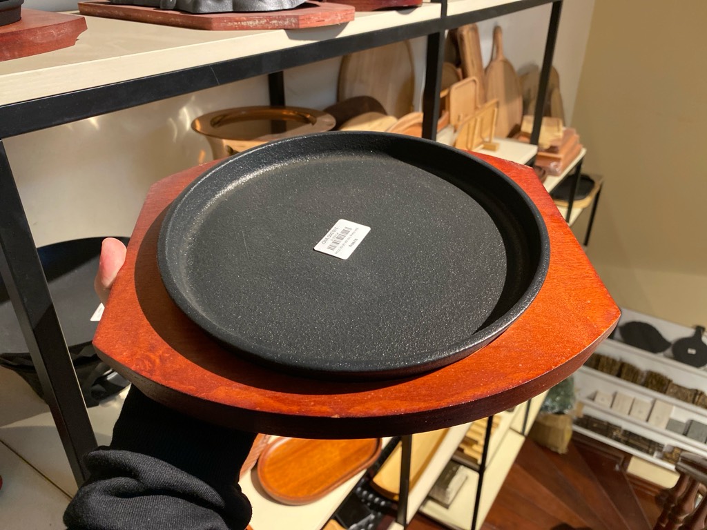 Bản Gang Tròn Đế Gỗ Đỏ 22cm