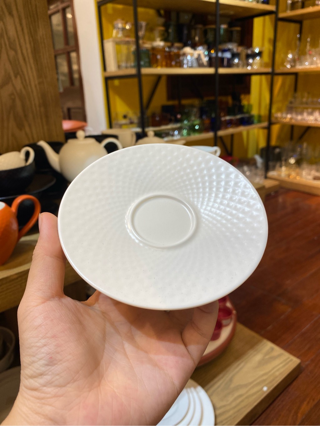 Đĩa kê tách trà nhỏ Kaleidoscope trắng