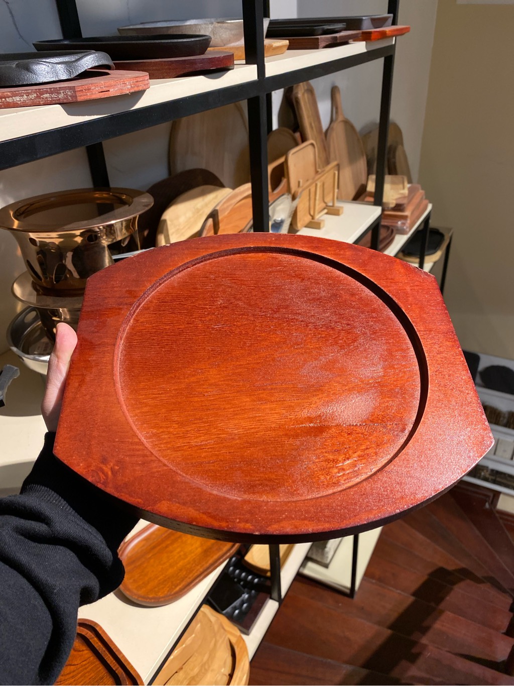 Bản Gang Tròn Đế Gỗ Đỏ 22cm