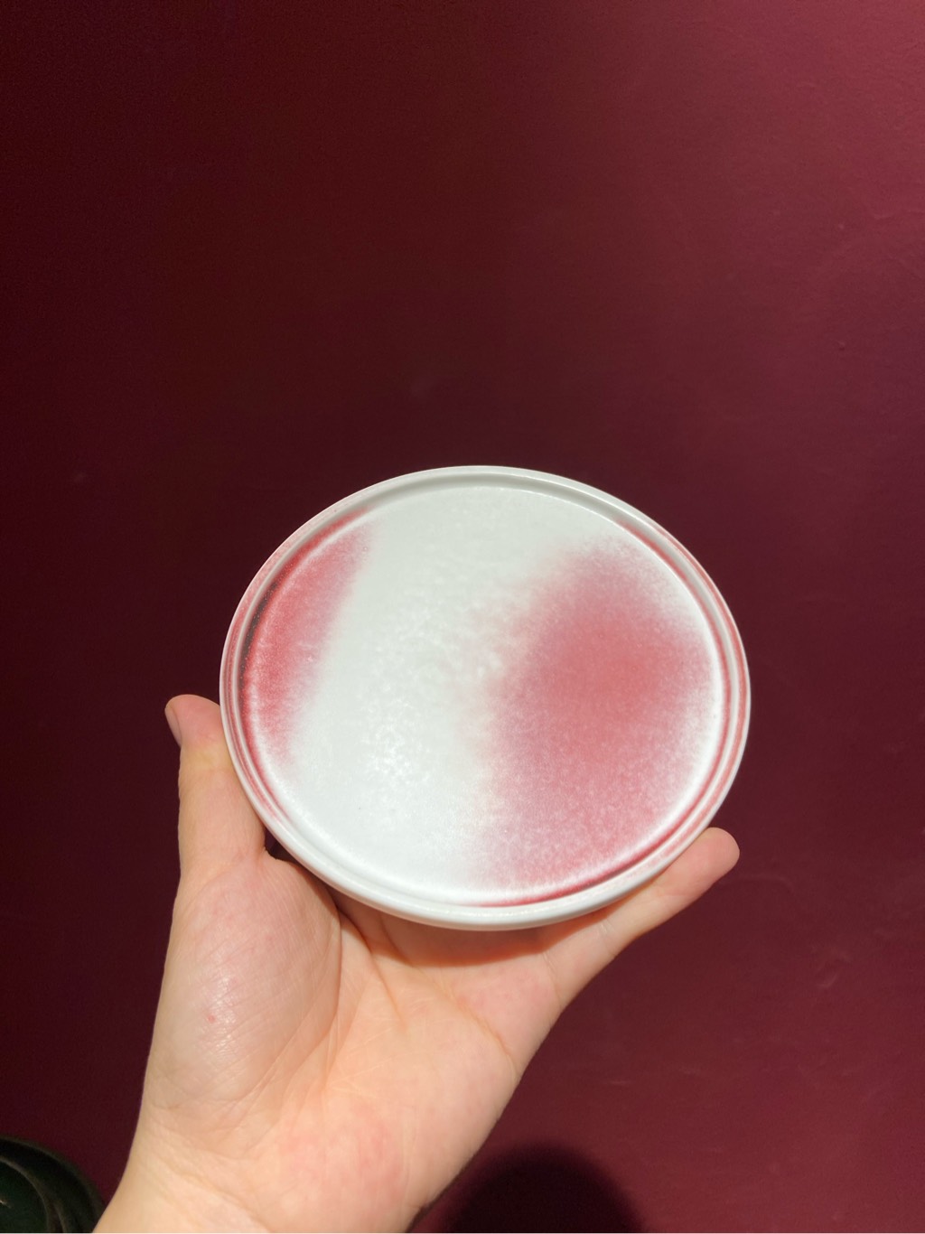 Đĩa lót tách trắng vệt hồng