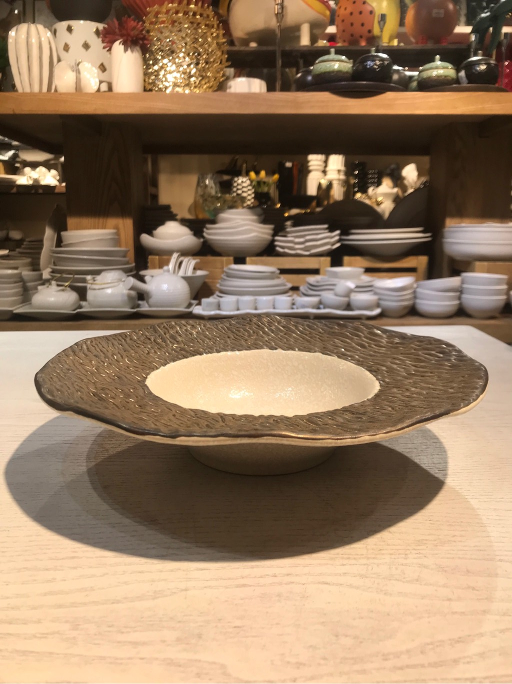 Dĩa bay 26.5cm vành vân đá Vành Nâu đồng lòng trắng