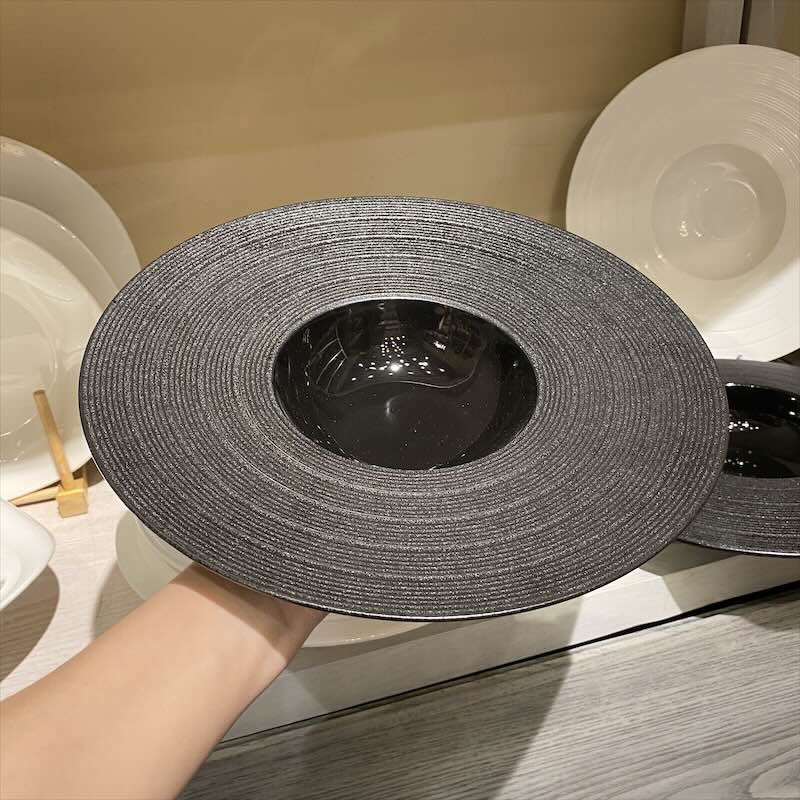 Đĩa soup đen vành kẻ