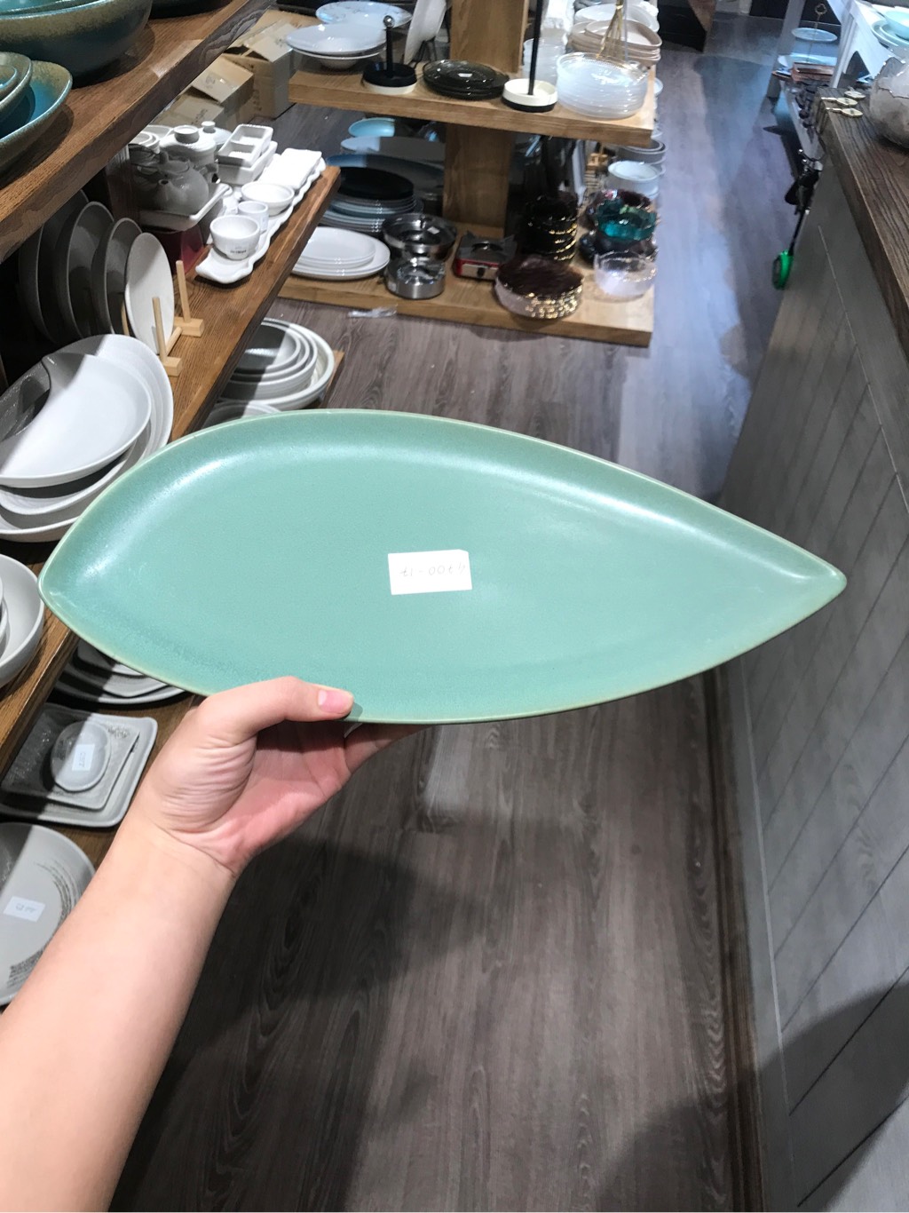 Dĩa dài 39.5x17cm xanh lá đậm trổ (matte)