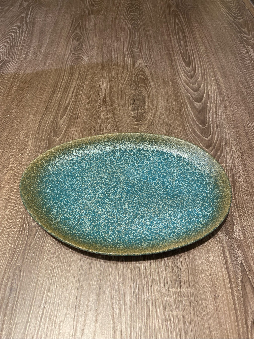 Dĩa dài 33x23cm ngọc bích viền nâu phun hạt (matte)