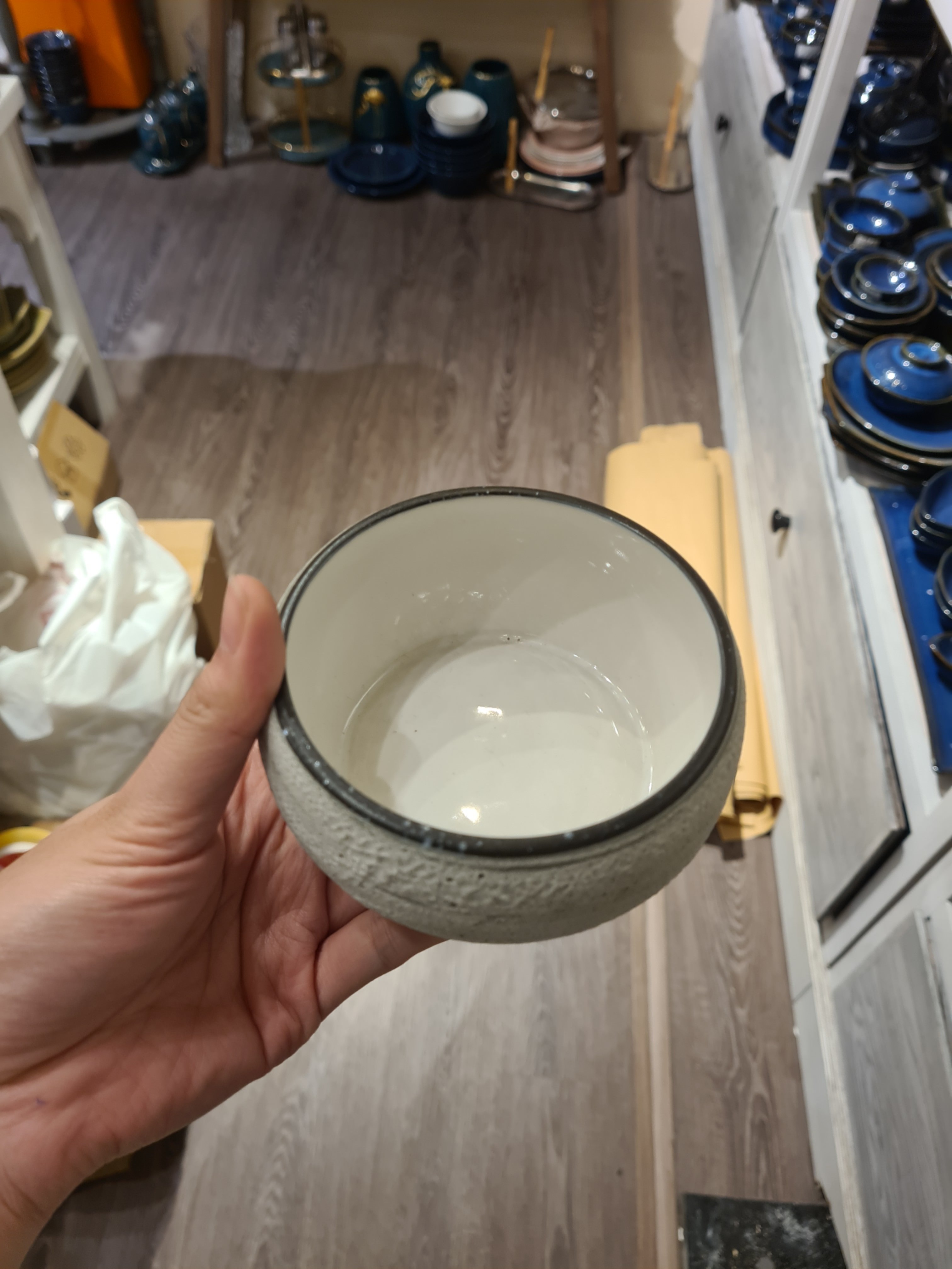 Tô tròn dầy 11 x 5.5 cm màu đen lòng xám phun san hô