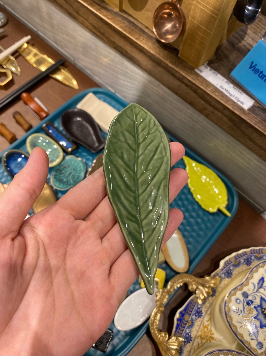 Gác đũa sứ hình lá