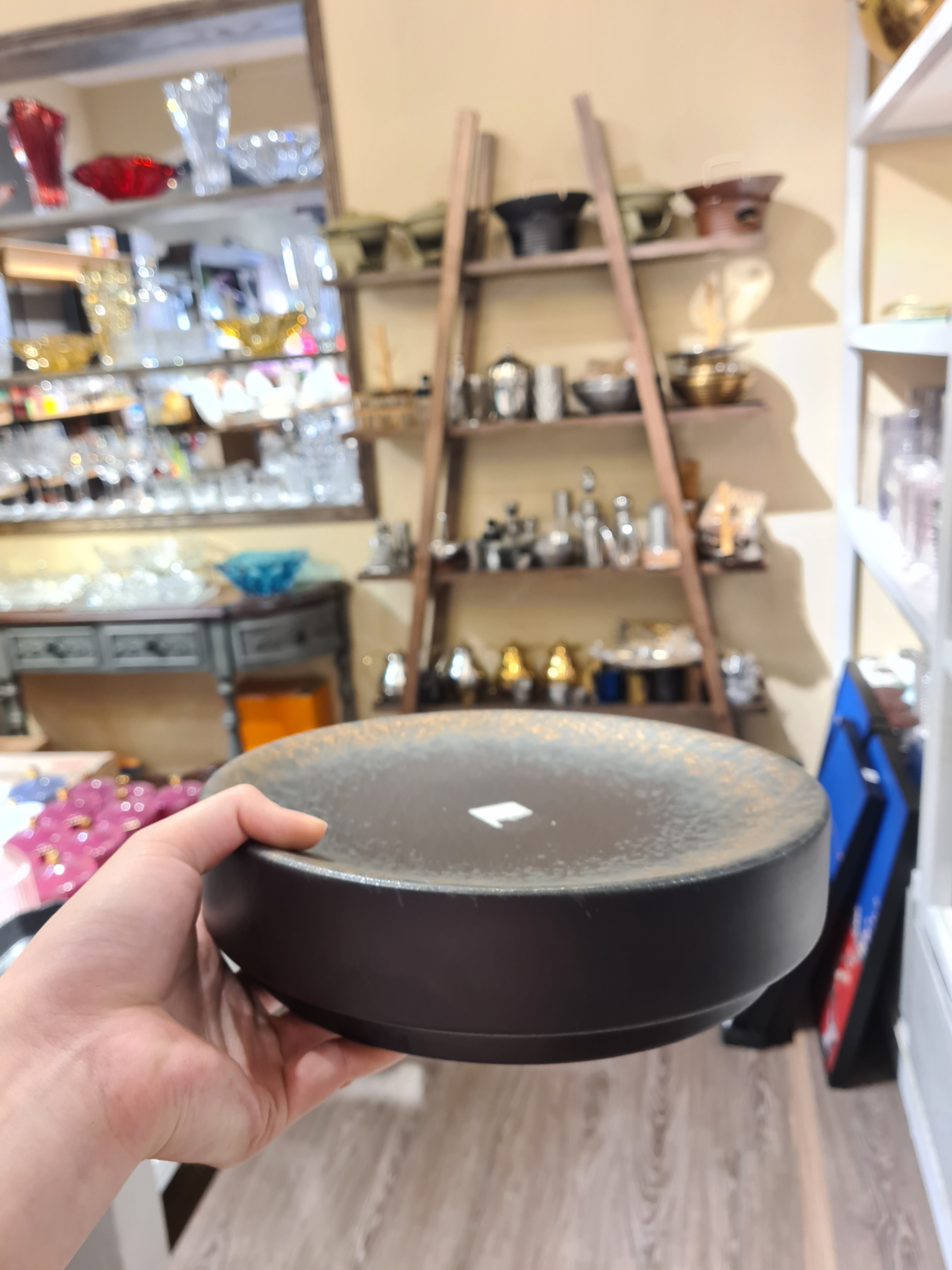 Khay tròn bằng 24x6cm đen phun Vành nâu đồng