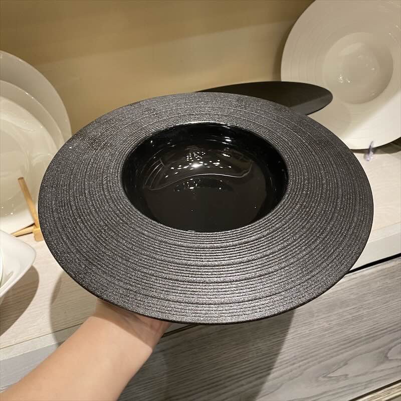 Đĩa soup đen vành kẻ