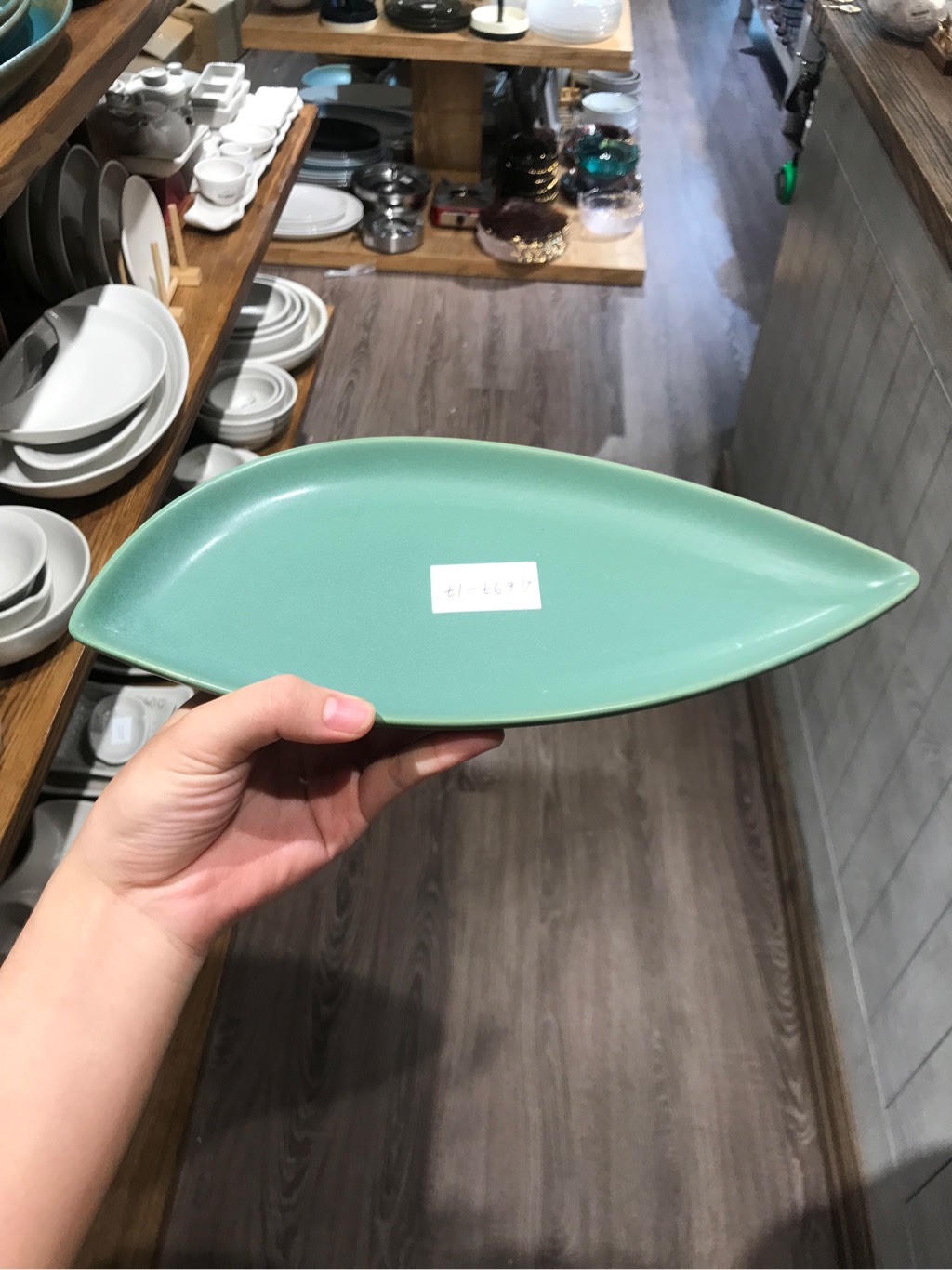 Dĩa dài 30x13cm xanh lá đậm trổ (matte)
