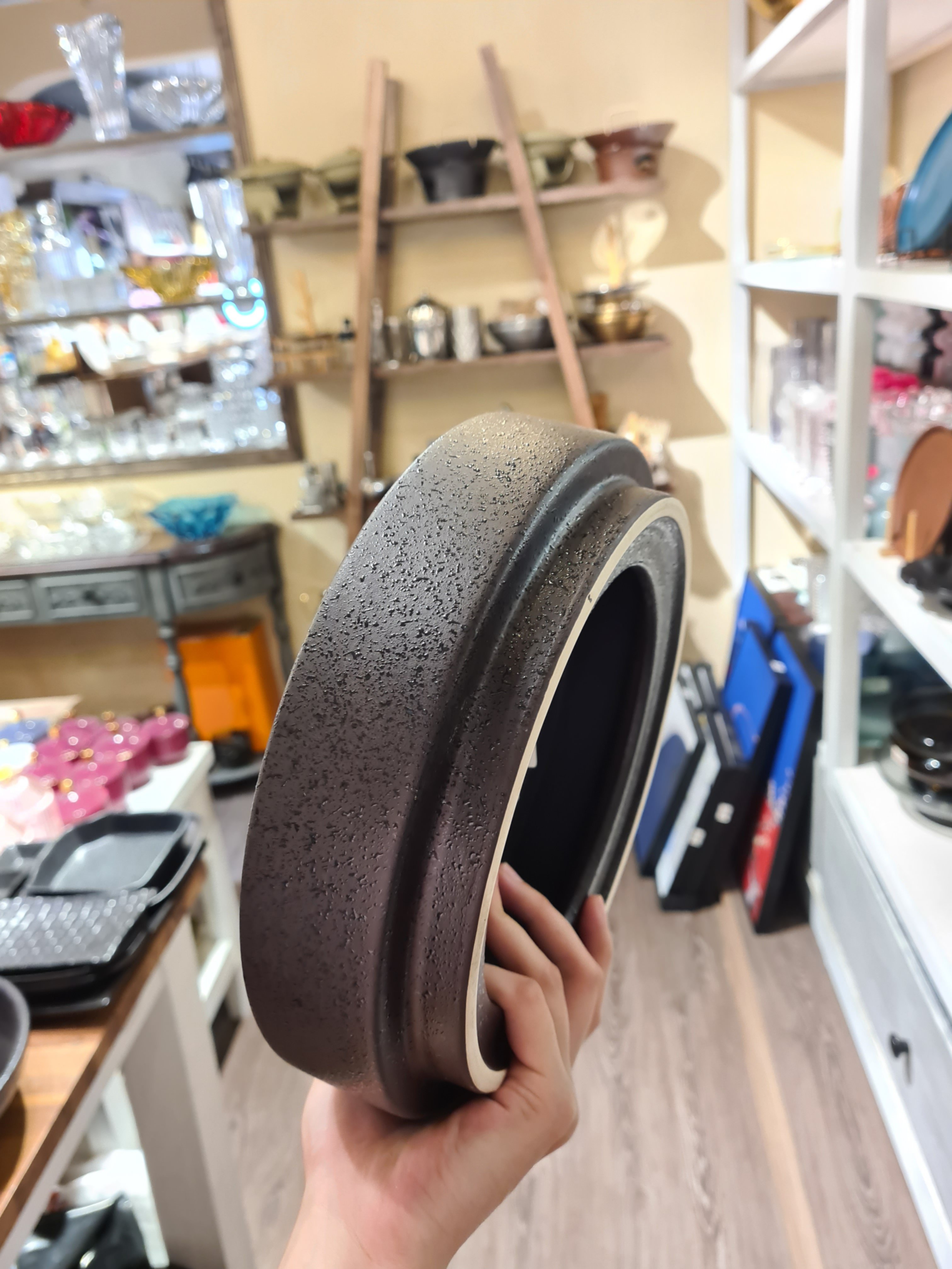 Khay tròn bằng 24x6cm màu đen (không vệt)