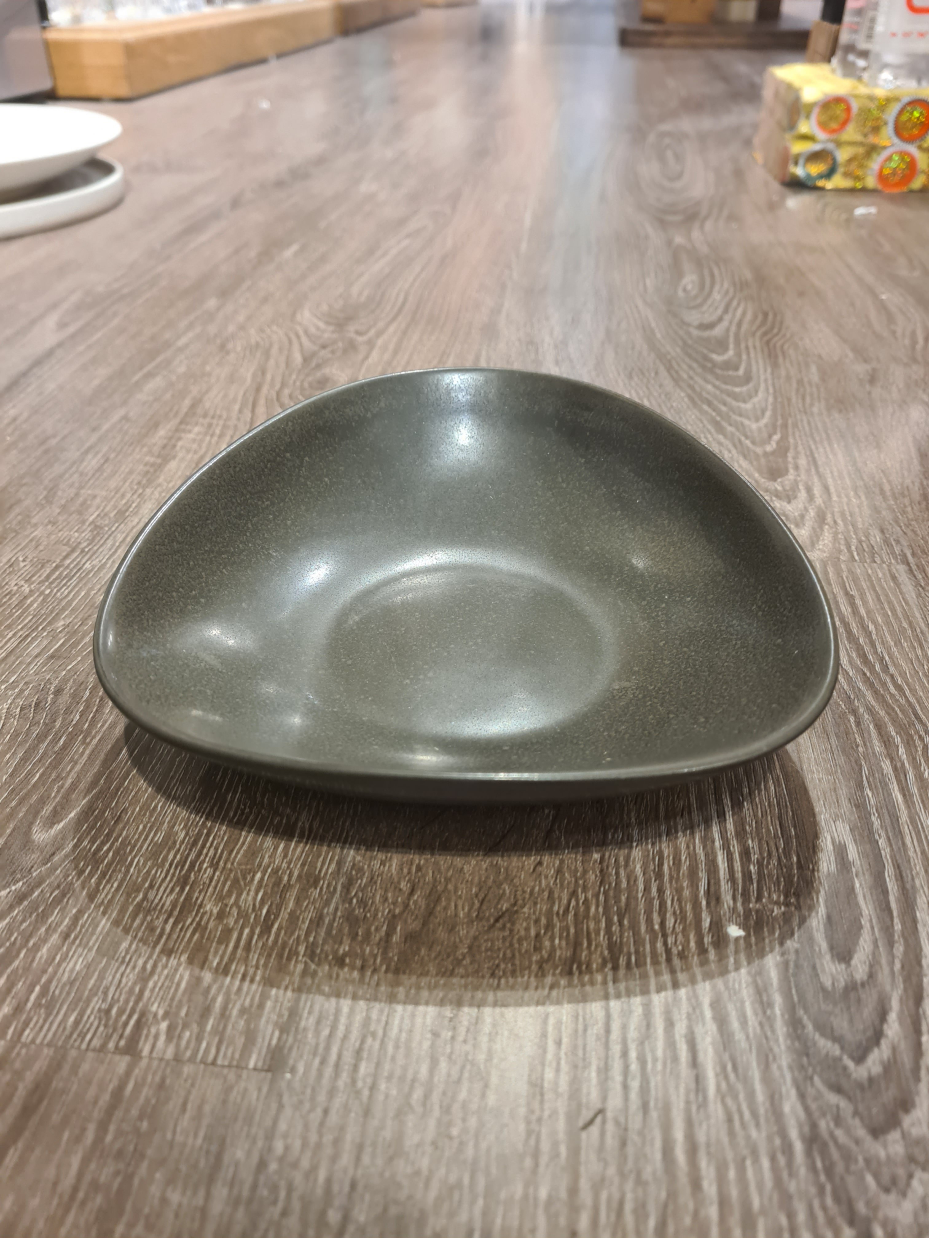 Dĩa tam giác 18x17x5cm màu đen trổ (matte)
