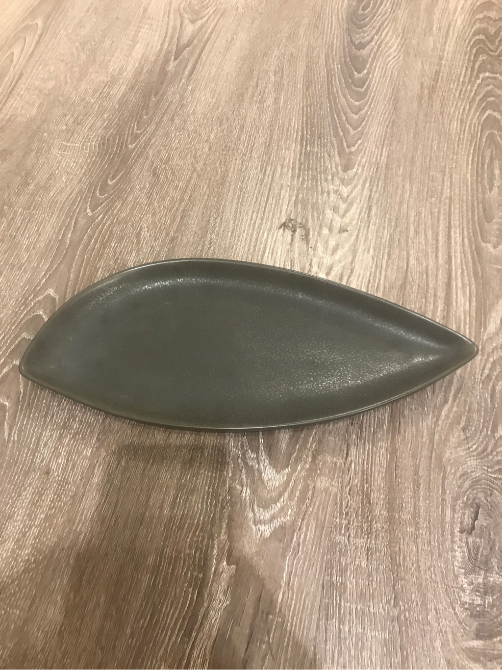 Dĩa dài 30x13cm màu đen trổ (matte)