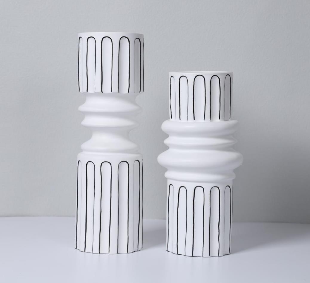 Lọ hoa trắng kẻ đen