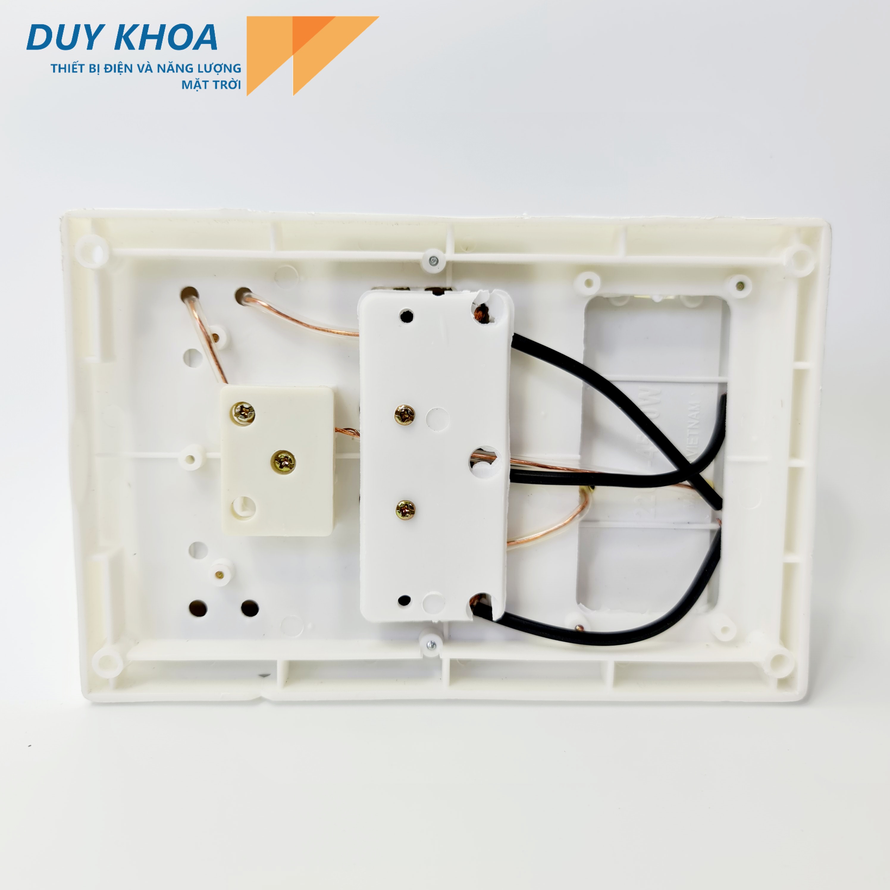 Bảng điện có CB 20A + Công tắc (có đèn báo) + 3 Ổ cắm điện VINAMAX BA33