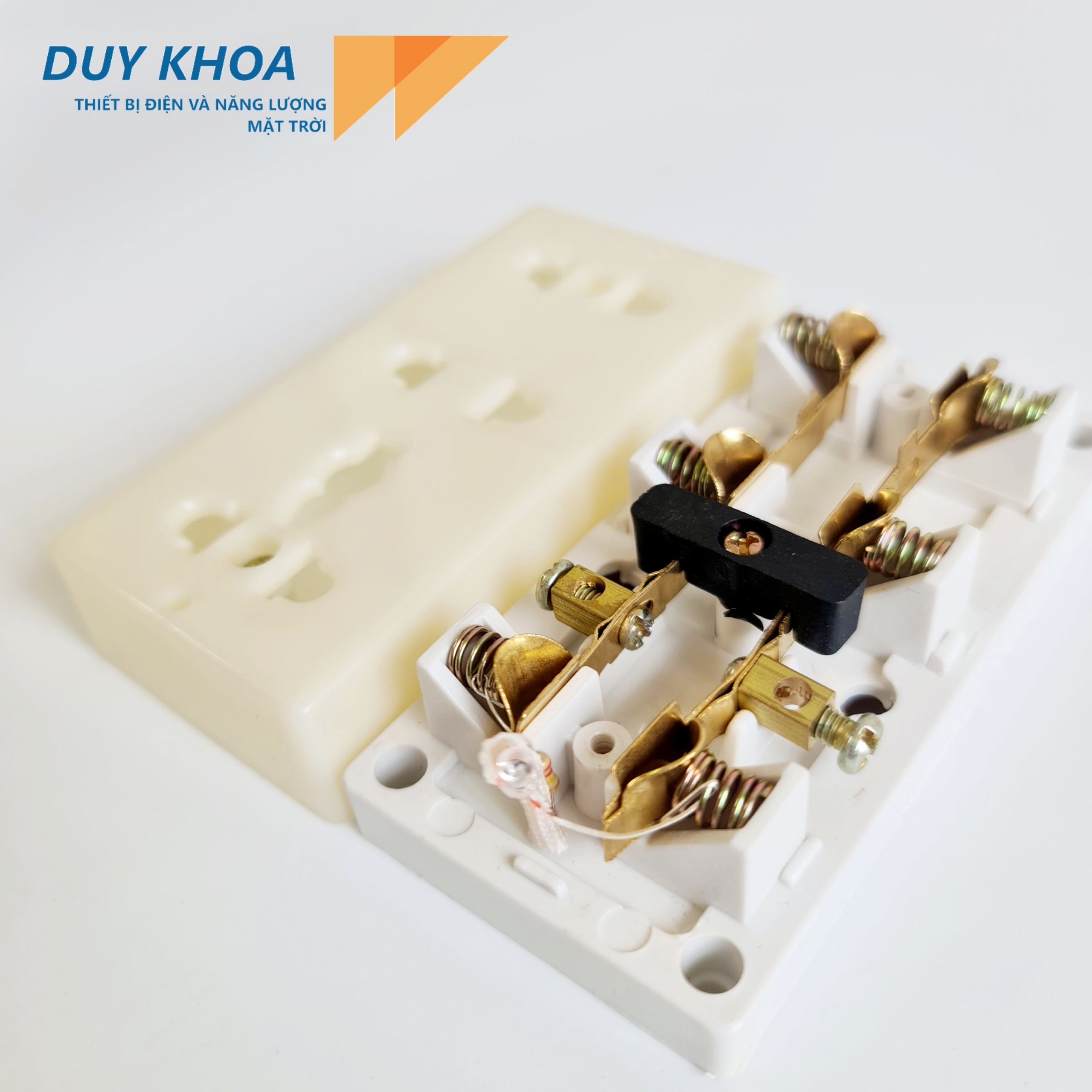 Ổ cắm 3 đa năng không dây Đế Trắng và Đế Đen Vinamax