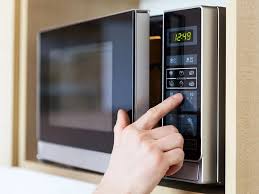 Đồ ăn cho vào lò vi sóng nên đóng hay mở nắp? Thì ra bấy lâu nay rất nhiều người làm sai
