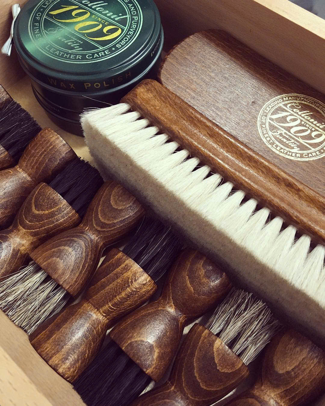 Cách chọn và sử dụng loại bàn chải nào để vệ sinh, đánh bóng da cordovan.