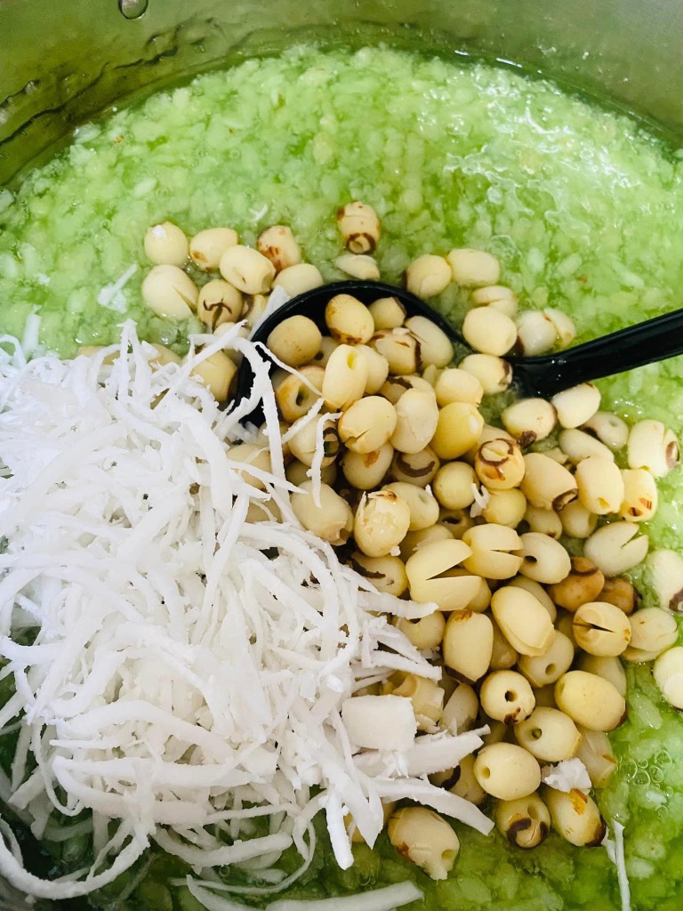 Chè cốm sen dừa