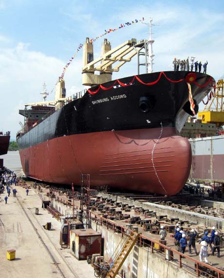 Cung cấp các thiết bị điện cho các công ty đóng tàu