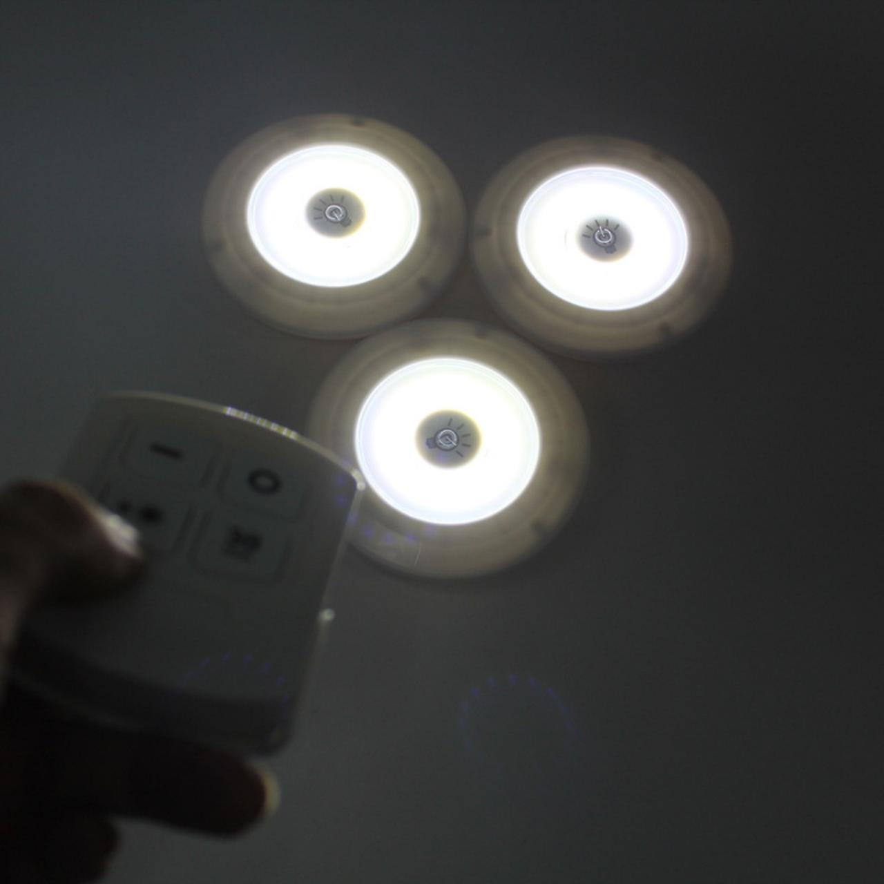 Bộ 3 Đèn Led Không Dây Kèm Remote Điều Khiển Từ Xa Có Miếng Dán Tường