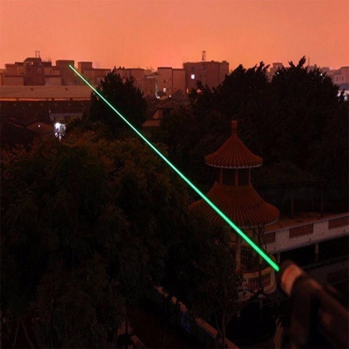 Đèn Pin Laser 303 có nhiều chế độ chiếu