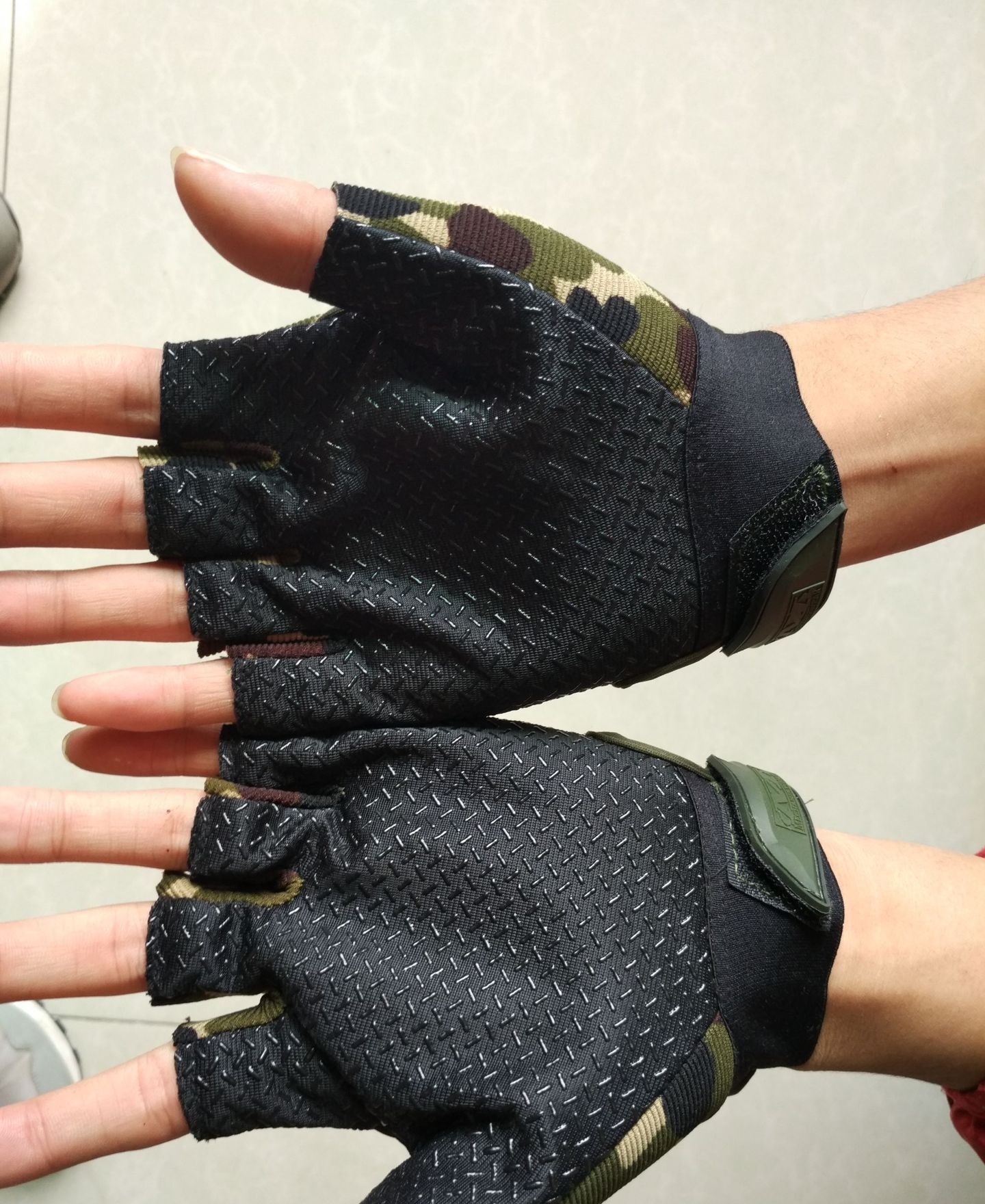Găng tay nữa ngón Mechanix quân đội