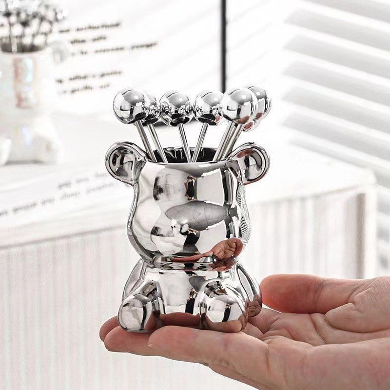 Que xiên hoa quả kèm cốc đựng hình gấu bearbrick