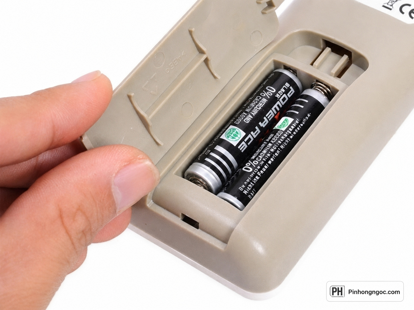 Pin AAA trong remote máy lạnh cần chọn đúng loại để hạn chế chảy nước và yếu pin