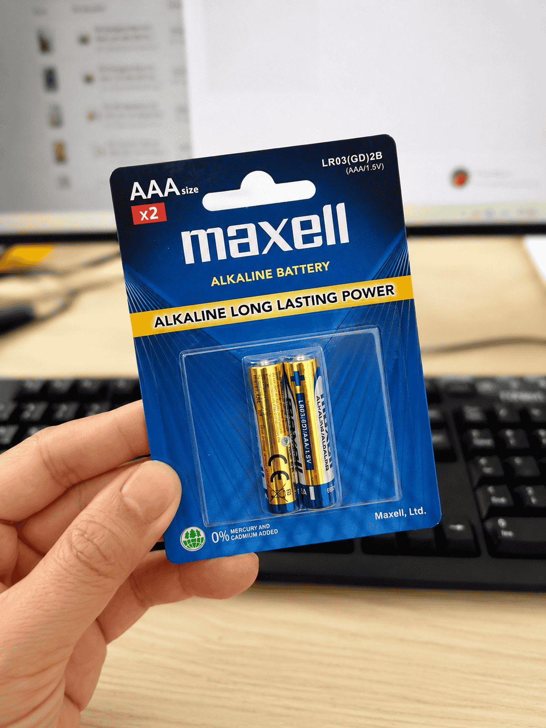 Tem phụ pin Maxell thể hiện thông tin nguồn gốc và đơn vị liên quan