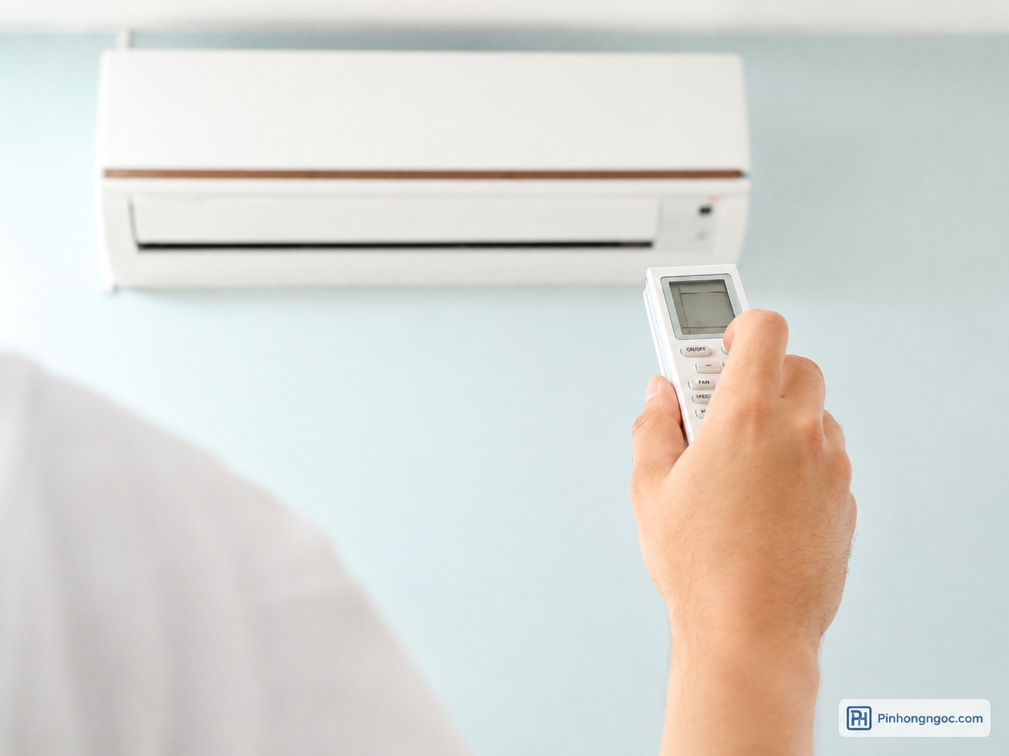 Remote máy lạnh bấm không nhạy có thể do pin AAA bị yếu hoặc hết pin