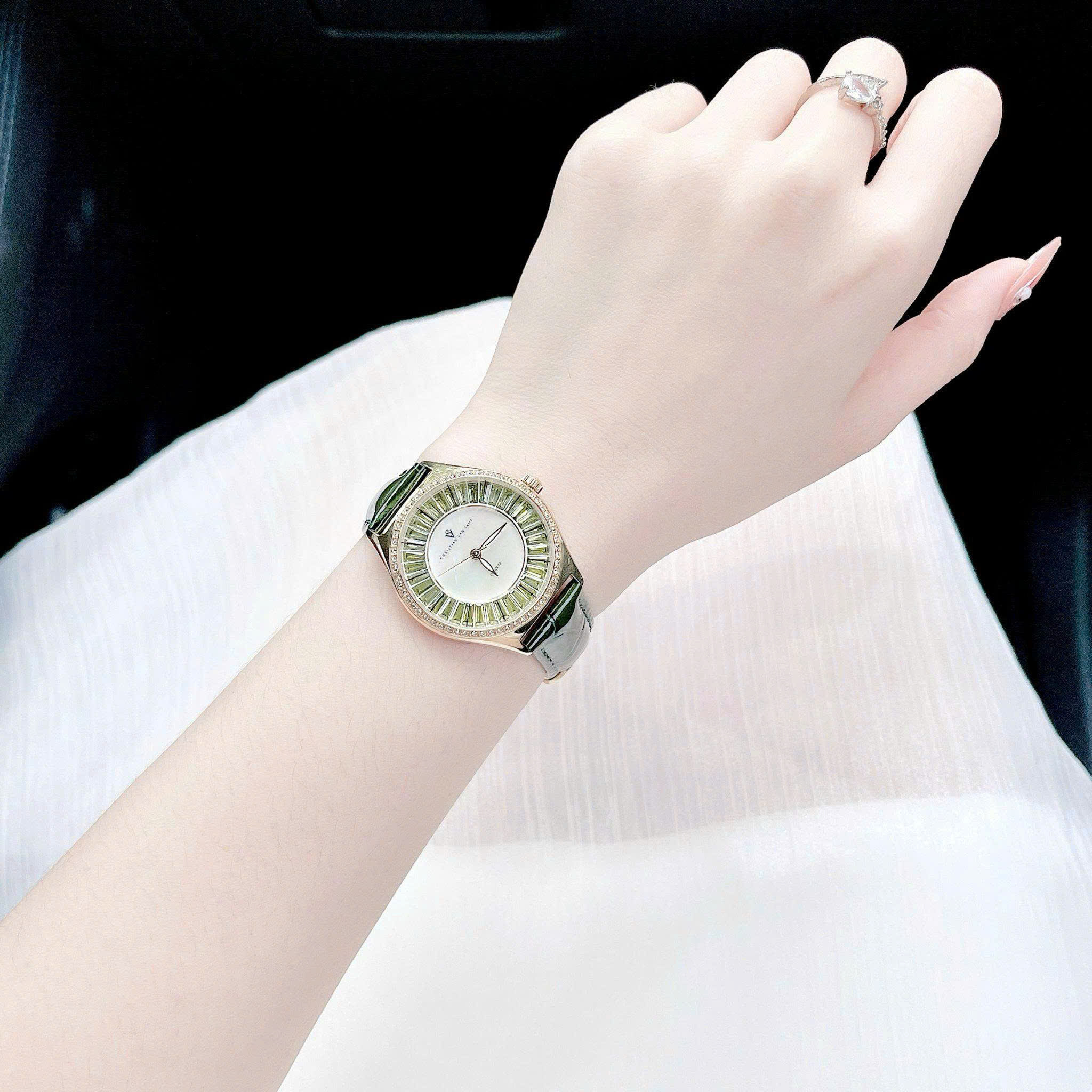 ĐỒNG HỒ NỮ CHRISTIAN VAN SANT LUNA QUARTZ CV3204