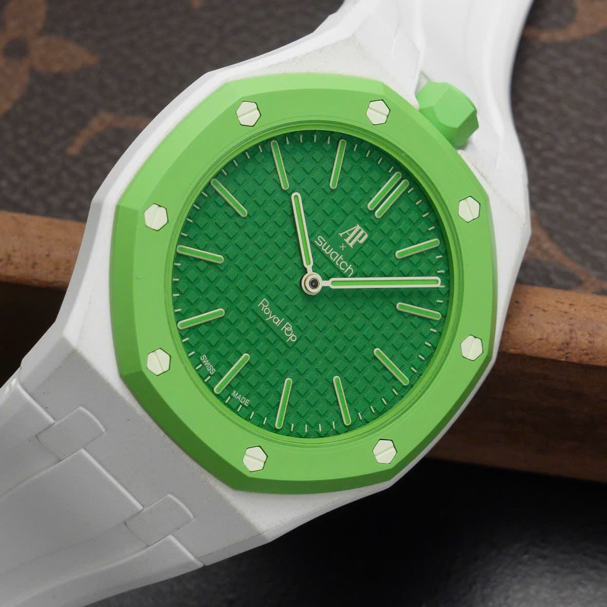 ĐỒNG HỒ NAM SWATCH X AP ROYAL POP GREEN EIGHT SSX03G100N