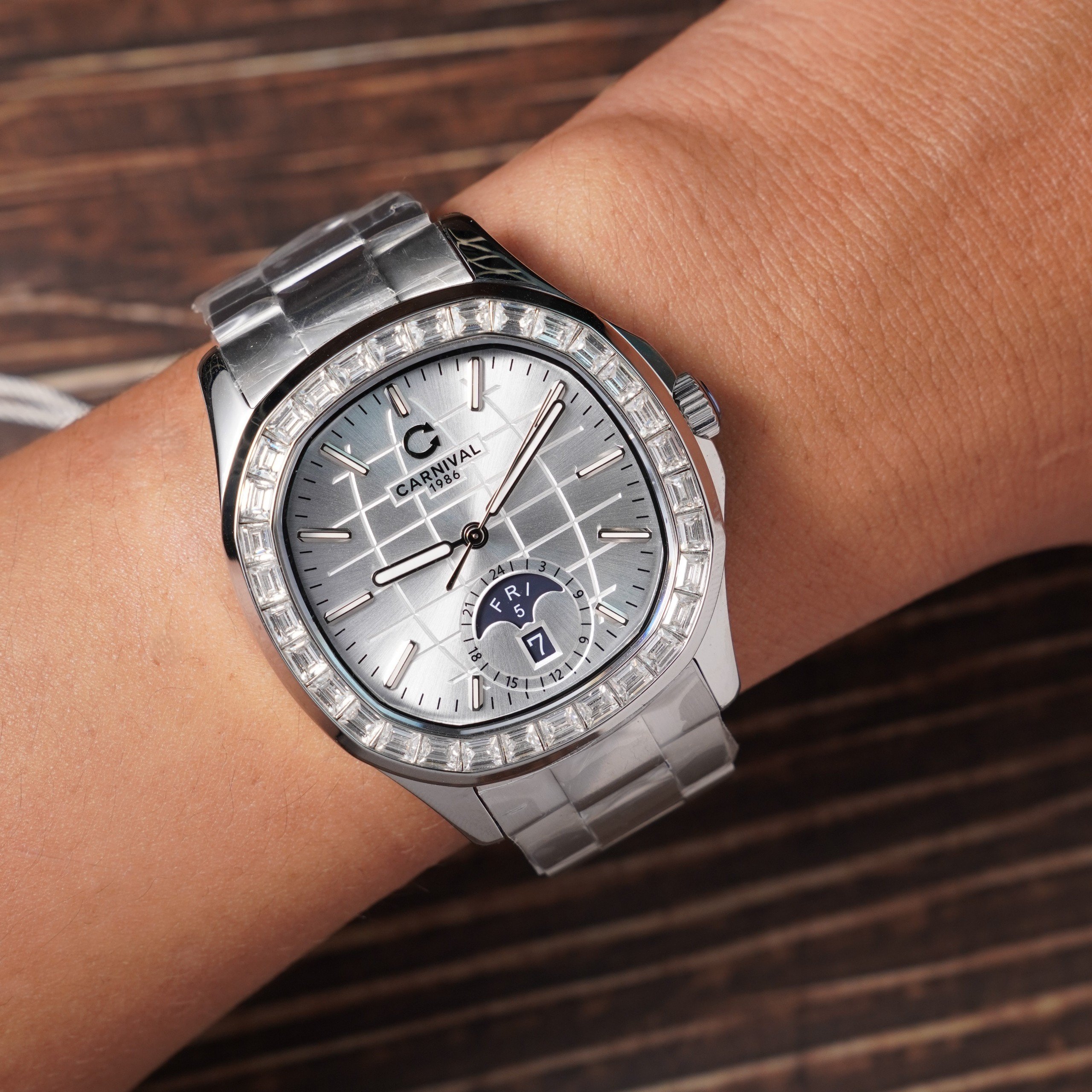 CARNIVAL 1986 AQUAUS AUTOMATIC WHITE 8113G2-VT-T