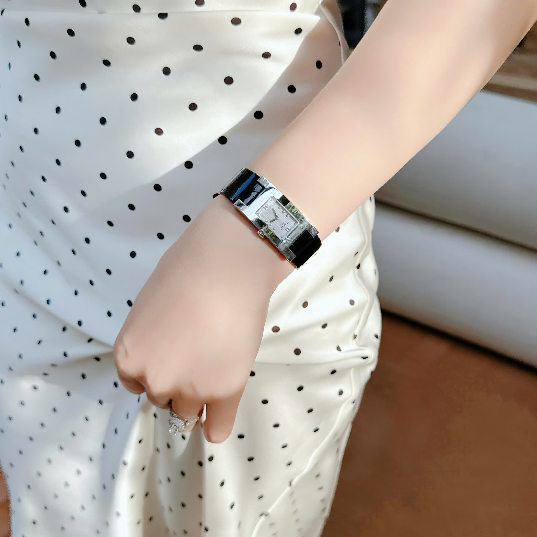 ĐỒNG HỒ NỮ TISSOT T-TRENCH QUARTZ BELLFLOWER WHITE T11.1.325.51
