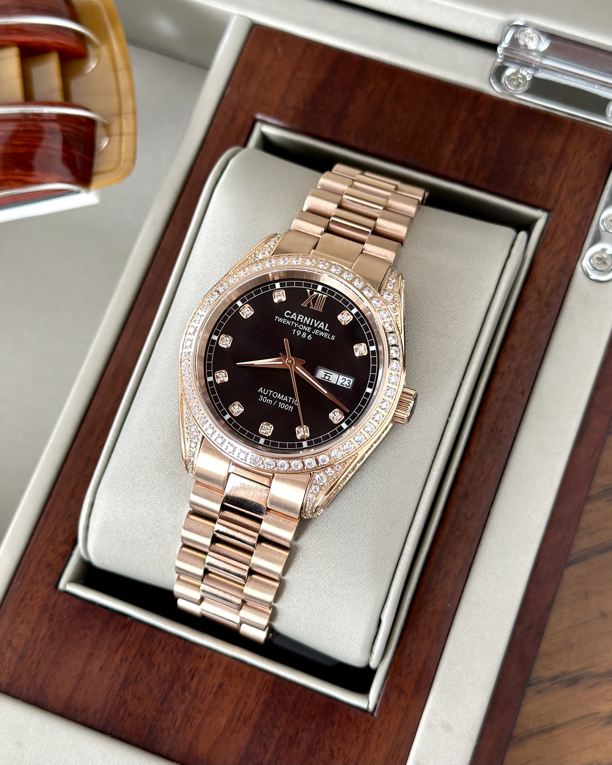 CARNIVAL AUTOMATIC 8907G-VH-N