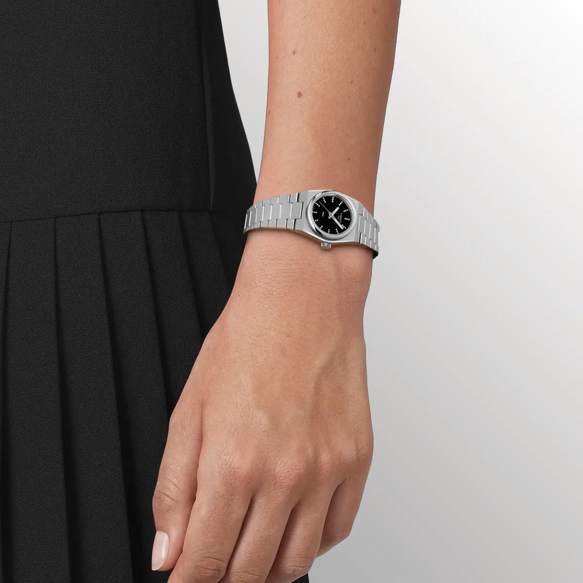 ĐỒNG HỒ NỮ TISSOT PRX QUARTZ BLACK 25MM T137.010.11.056.00