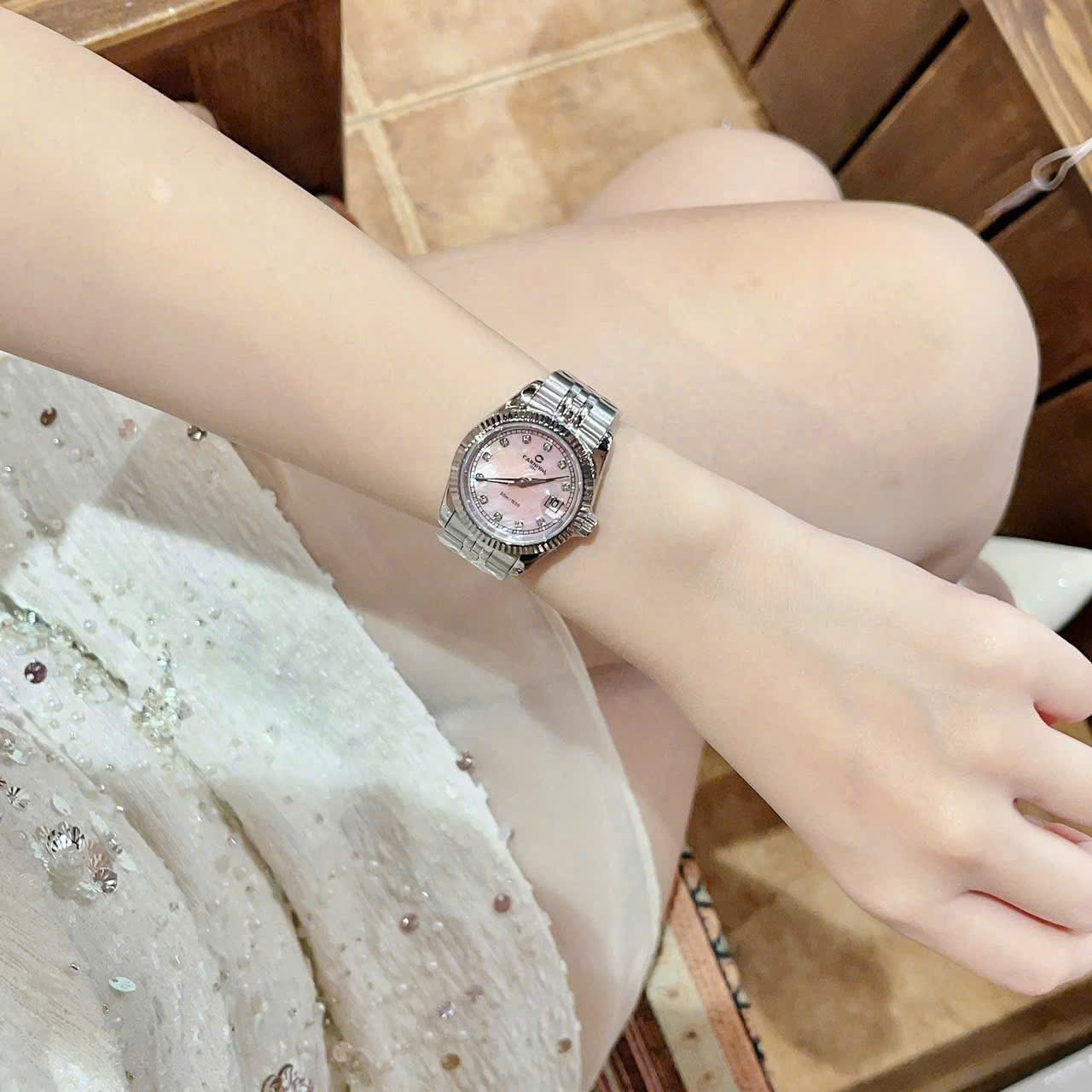 ĐỒNG HỒ NỮ CARNIVAL QUARTZ XÀ CỪ HỒNG 8131L-VT-HK