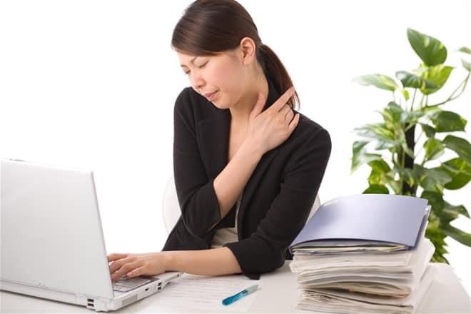 4 THÓI QUEN XẤU CÓ HẠI CHO ĐỐT SỐNG CỔ HAY GẶP Ở DÂN VĂN PHÒNG