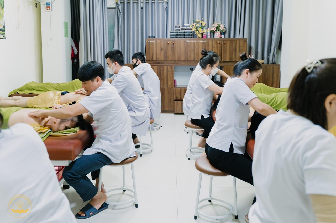 XOA BÓP BẤM HUYỆT