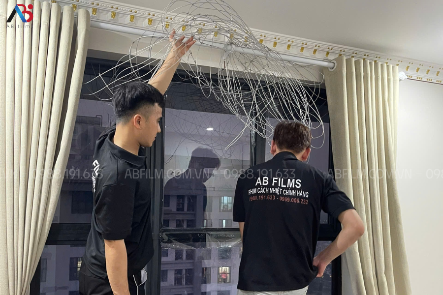 Cách dán decal kính, giấy dán kính không bị nhăn tại nhà