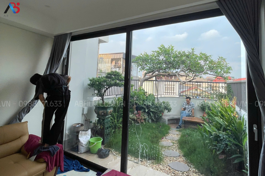 Phim cách nhiệt trong suốt dán kính chung cư, biệt thự