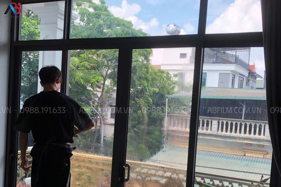 hướng dẫn dán giấy dán kính chống sáng