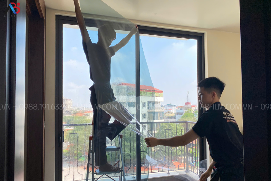 thi công dán kính chống sáng