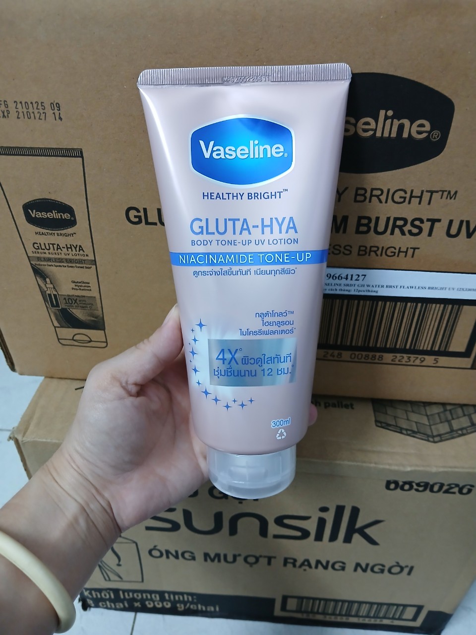 SỮA DƯỠNG THỂ VASELINE 300ml NÂNG TÔNG TỨC THÌ