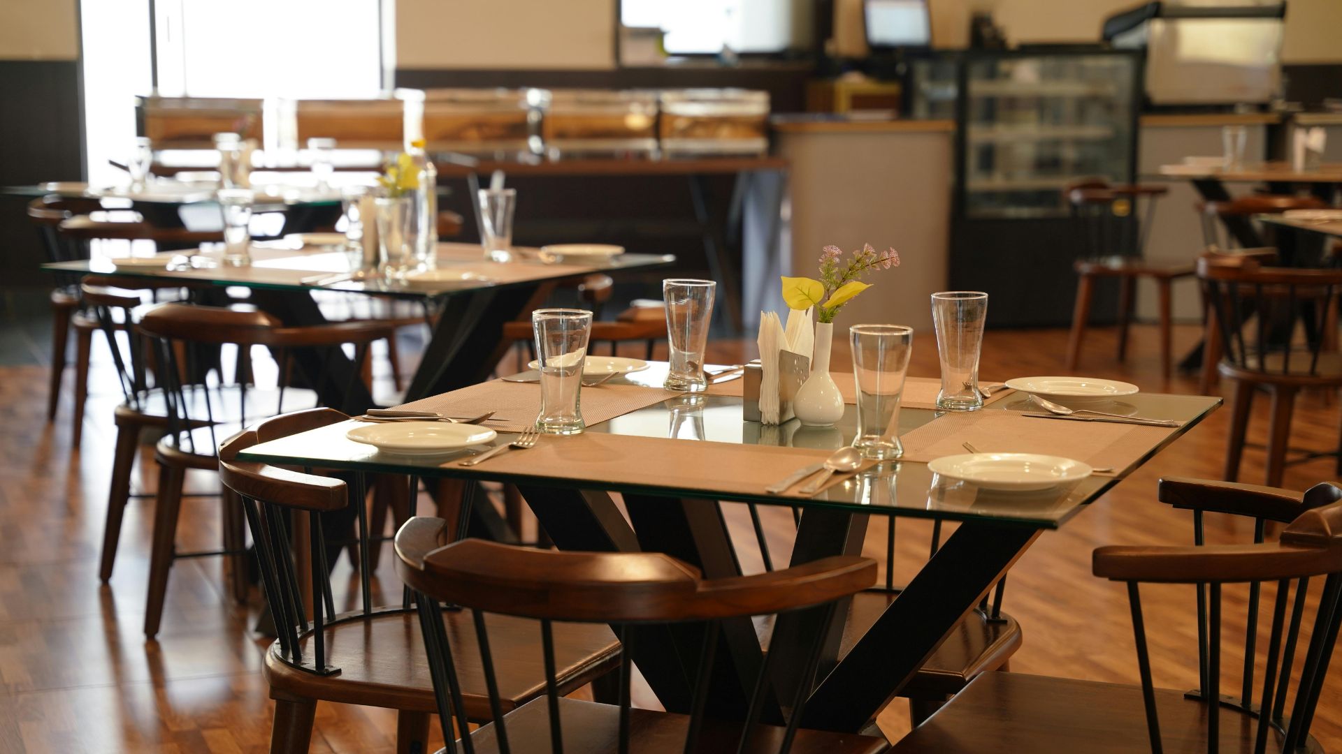 Vì Sao Nhà Hàng Dùng Đĩa Trắng Thay Cho Đĩa Màu?