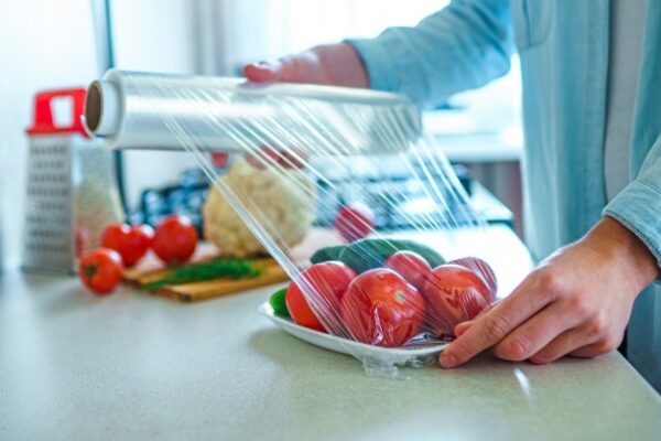 Màng bọc thực phẩm: Ung thư, vô sinh gần hơn bạn nghĩ